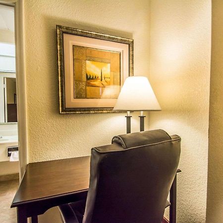 Quality Inn & Suites At Tropicana Field Sint-Petersburg Buitenkant foto