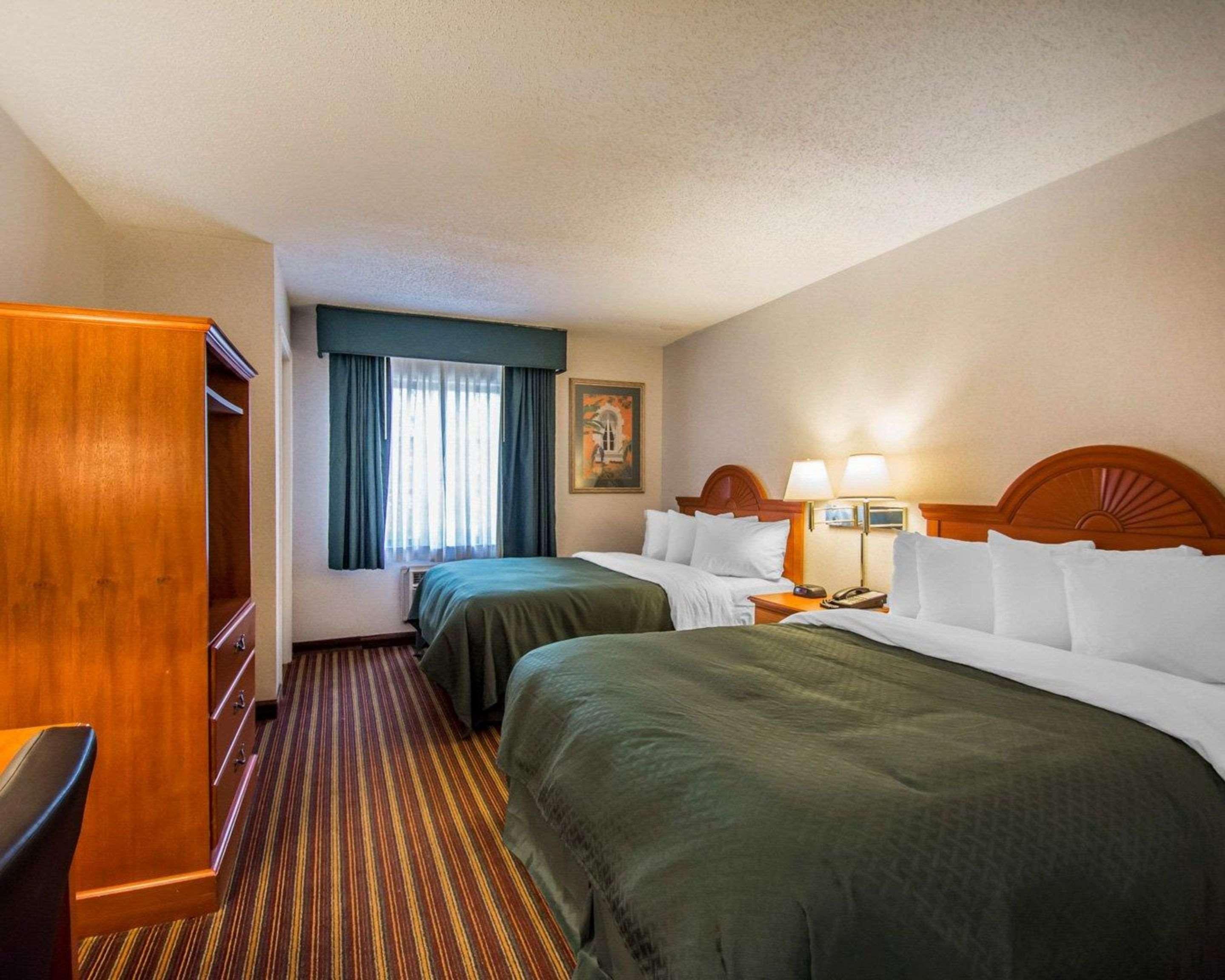 Quality Inn & Suites At Tropicana Field Sint-Petersburg Buitenkant foto