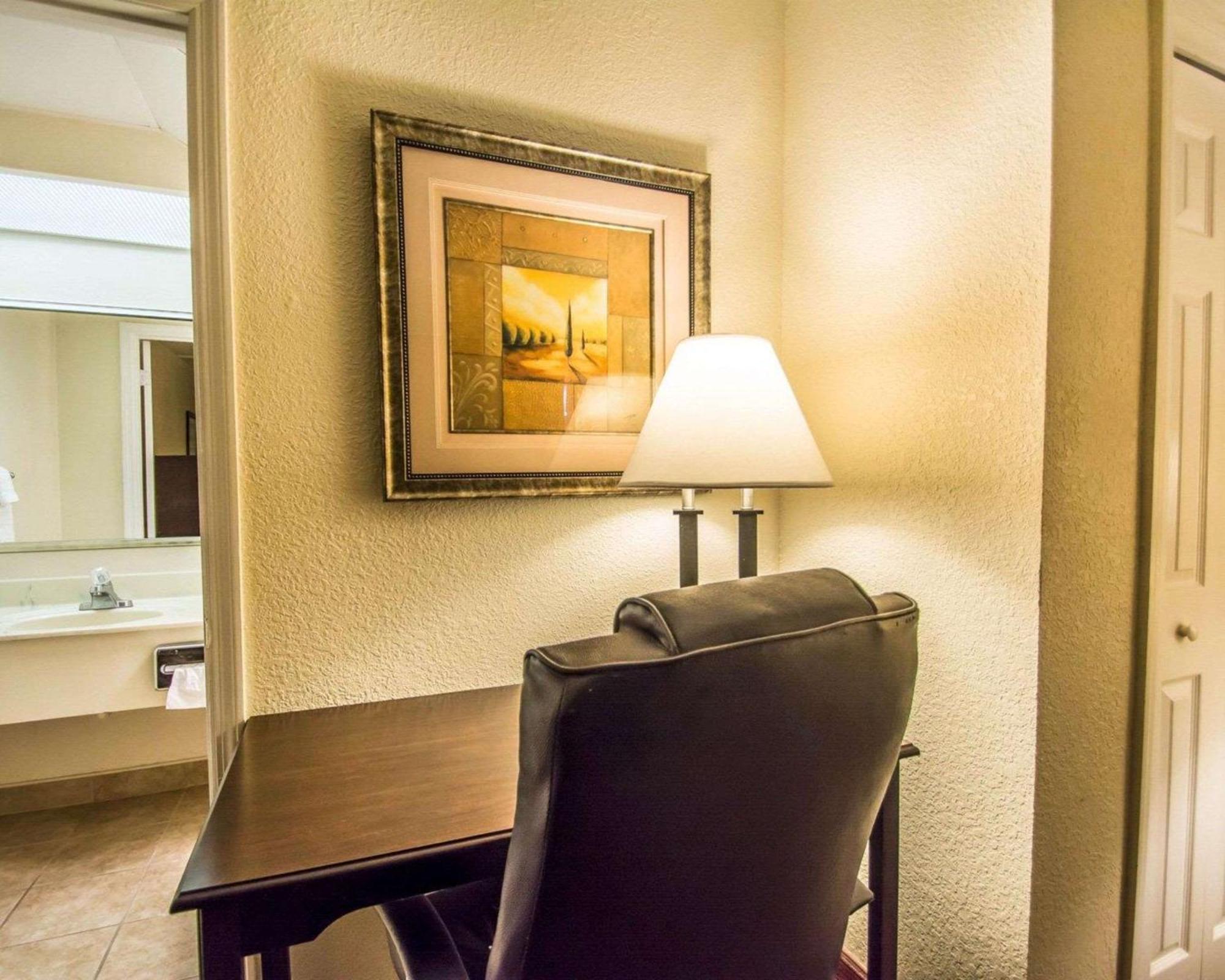 Quality Inn & Suites At Tropicana Field Sint-Petersburg Buitenkant foto