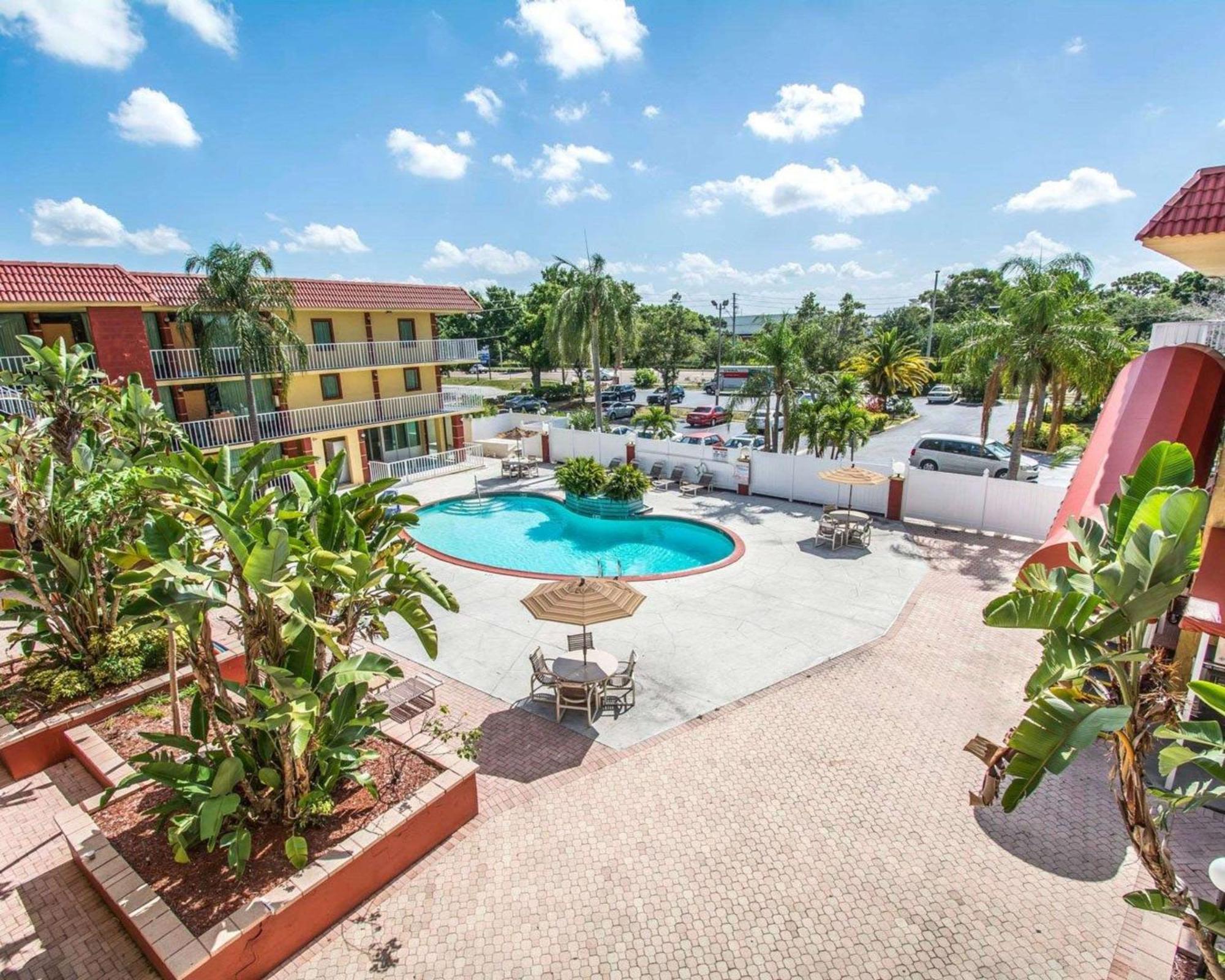 Quality Inn & Suites At Tropicana Field Sint-Petersburg Buitenkant foto