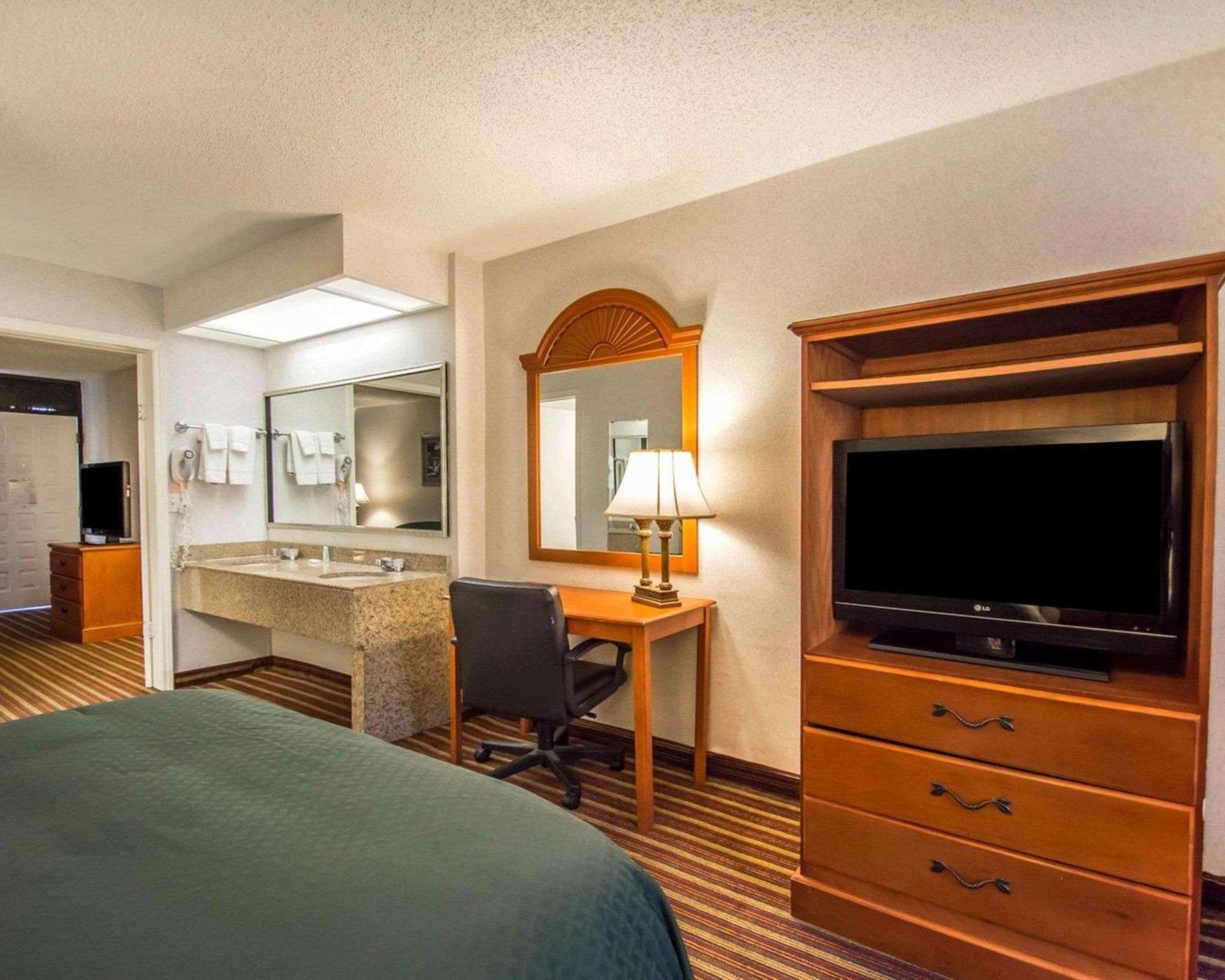 Quality Inn & Suites At Tropicana Field Sint-Petersburg Buitenkant foto