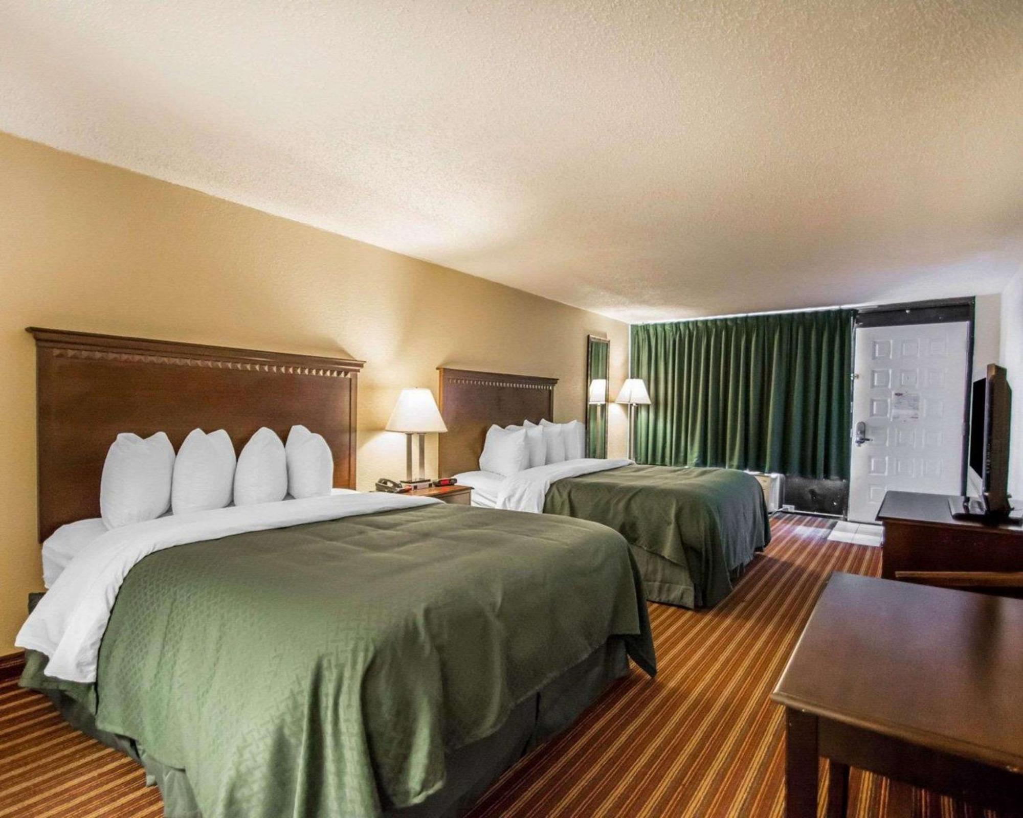 Quality Inn & Suites At Tropicana Field Sint-Petersburg Buitenkant foto
