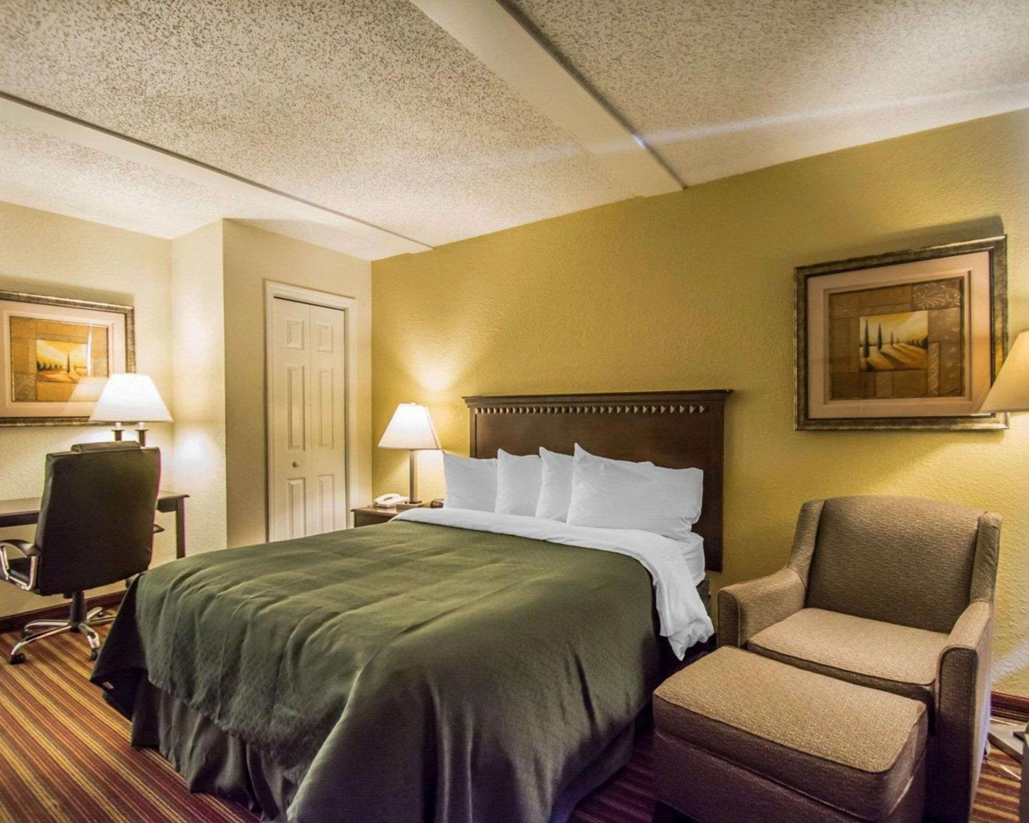 Quality Inn & Suites At Tropicana Field Sint-Petersburg Buitenkant foto
