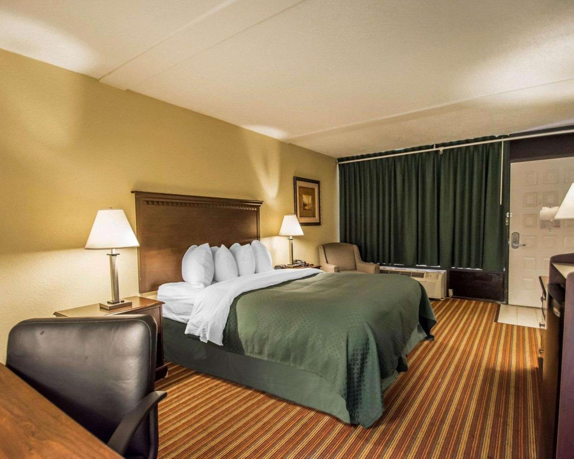 Quality Inn & Suites At Tropicana Field Sint-Petersburg Buitenkant foto