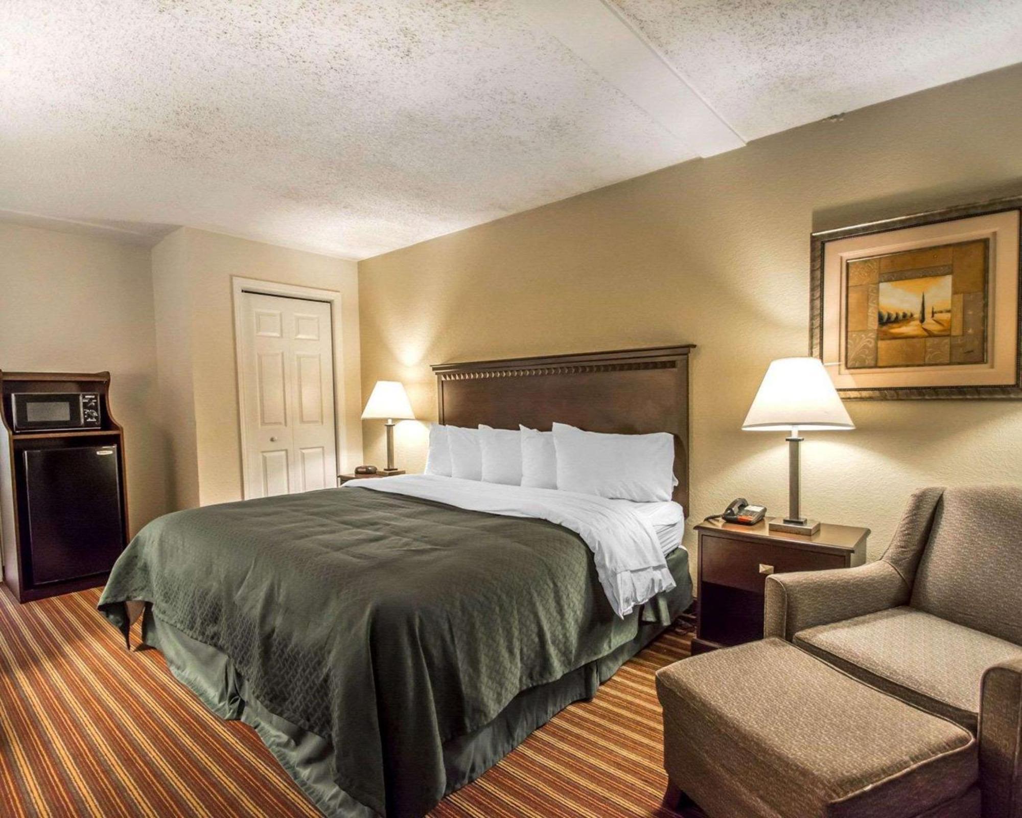 Quality Inn & Suites At Tropicana Field Sint-Petersburg Buitenkant foto