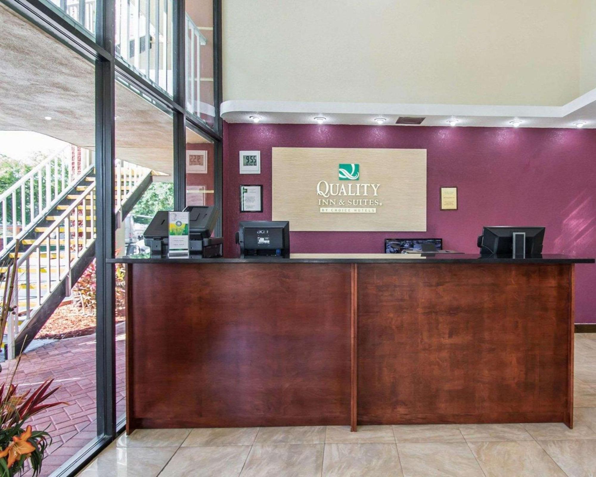 Quality Inn & Suites At Tropicana Field Sint-Petersburg Buitenkant foto