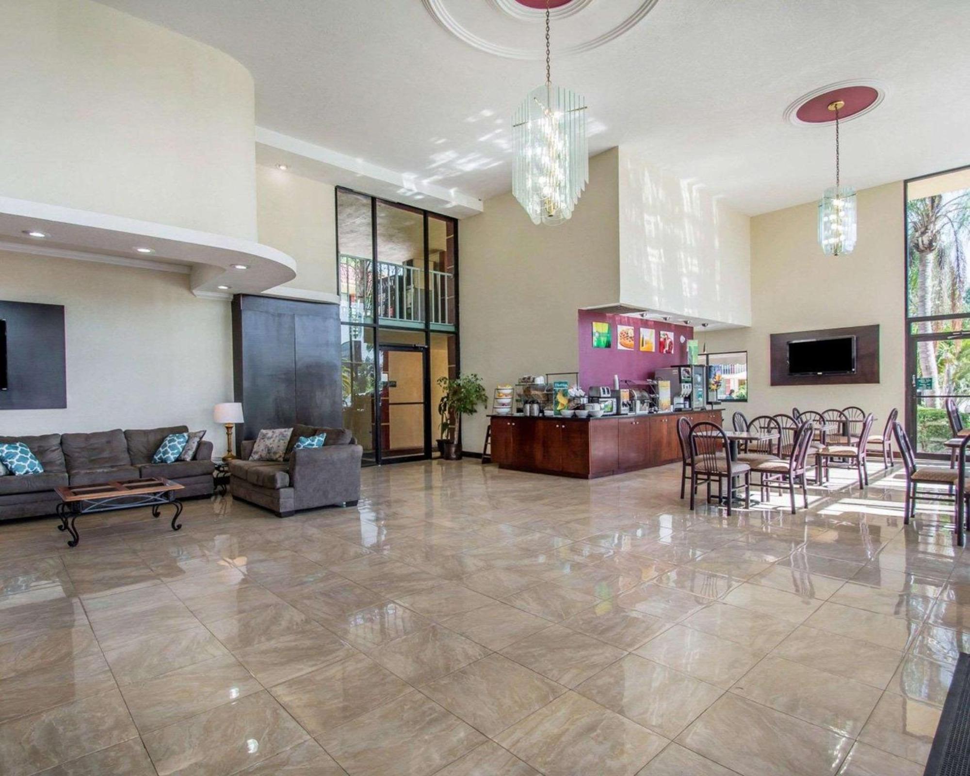 Quality Inn & Suites At Tropicana Field Sint-Petersburg Buitenkant foto