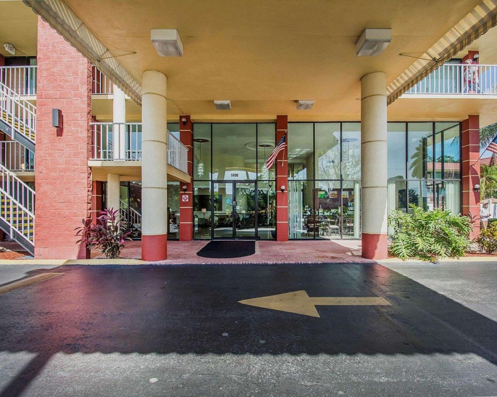 Quality Inn & Suites At Tropicana Field Sint-Petersburg Buitenkant foto