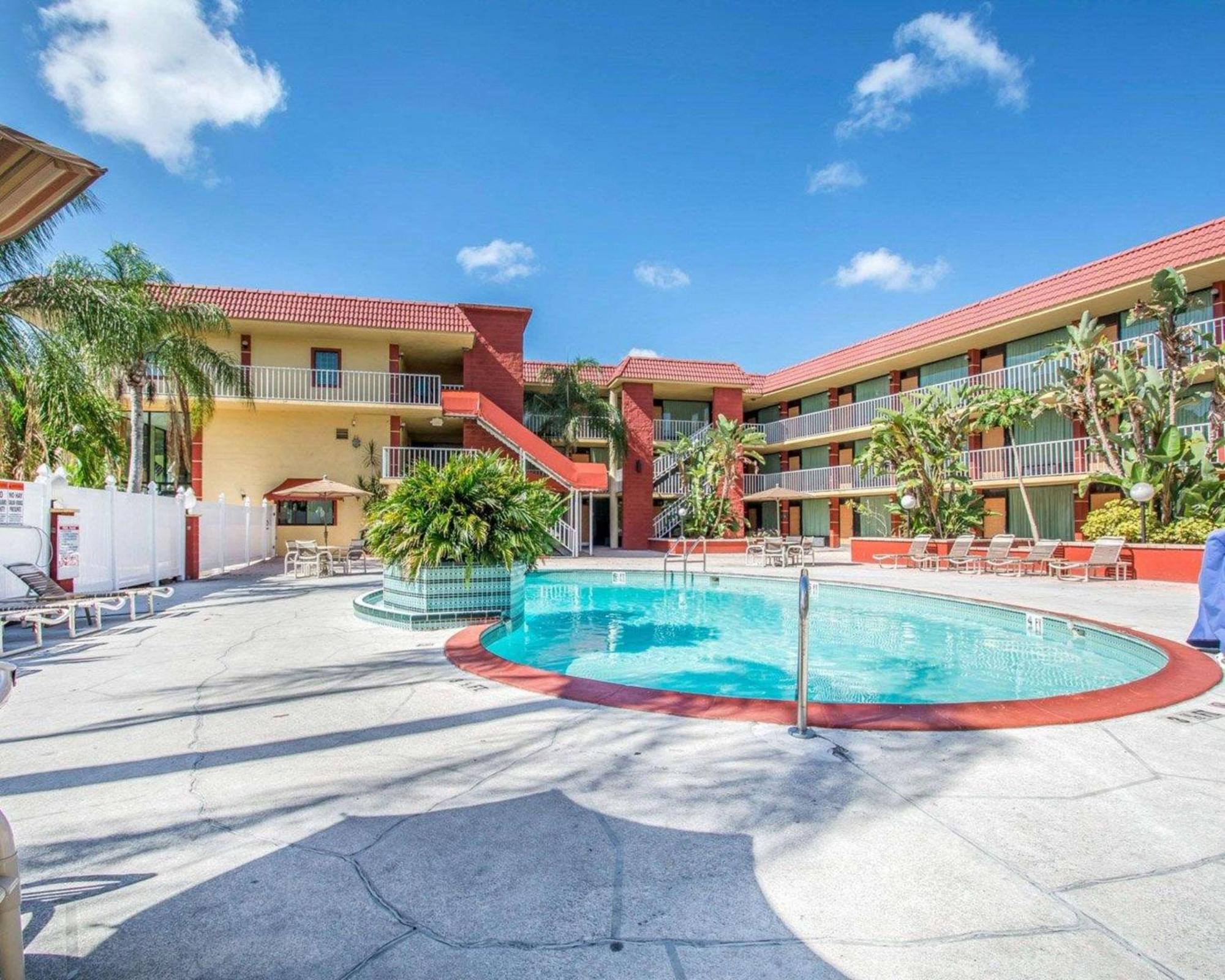 Quality Inn & Suites At Tropicana Field Sint-Petersburg Buitenkant foto