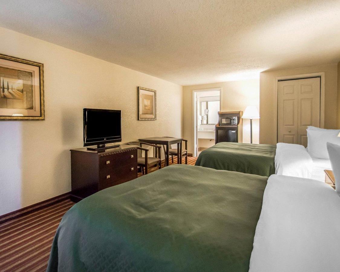 Quality Inn & Suites At Tropicana Field Sint-Petersburg Buitenkant foto