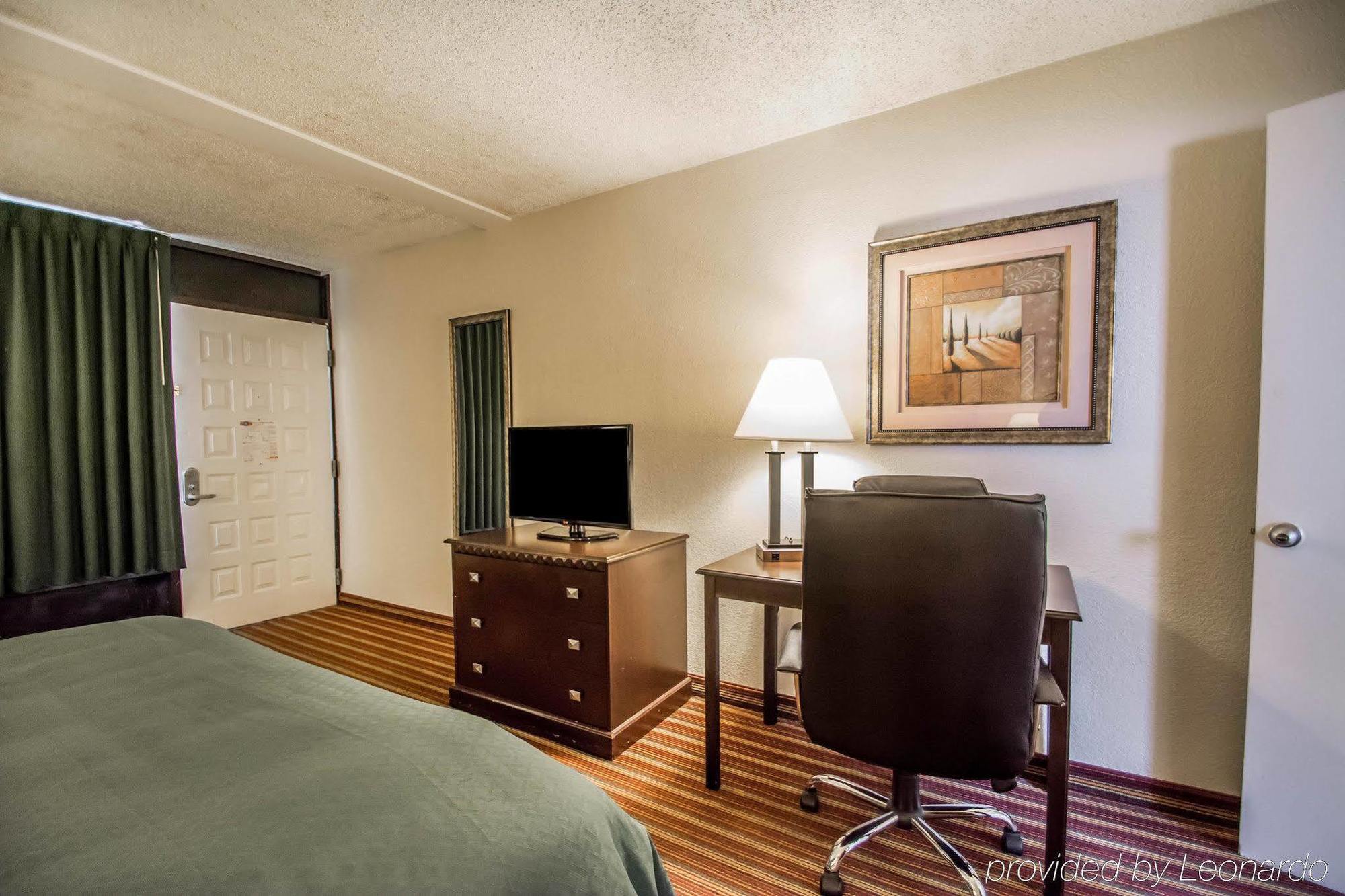 Quality Inn & Suites At Tropicana Field Sint-Petersburg Buitenkant foto