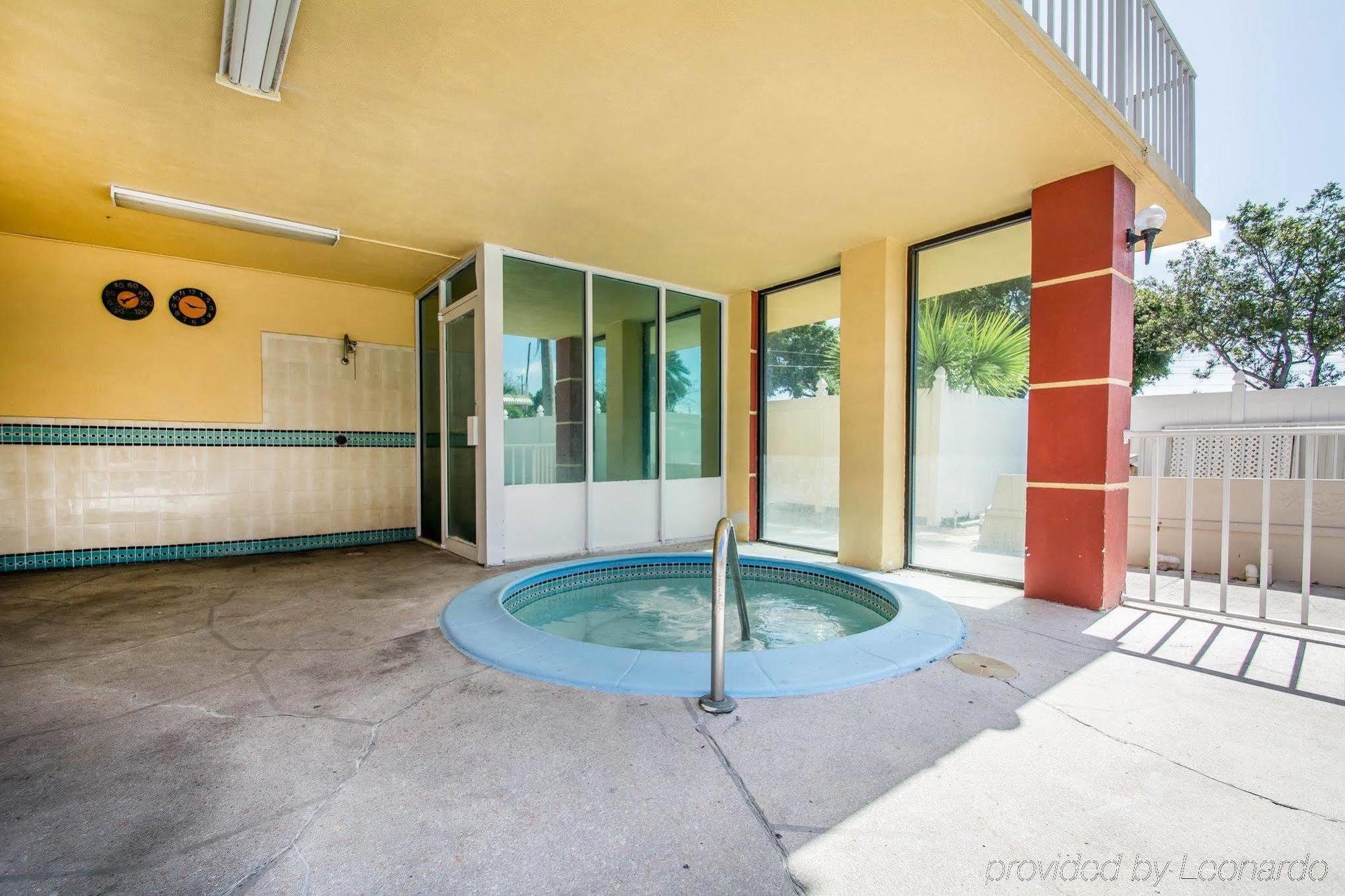 Quality Inn & Suites At Tropicana Field Sint-Petersburg Buitenkant foto