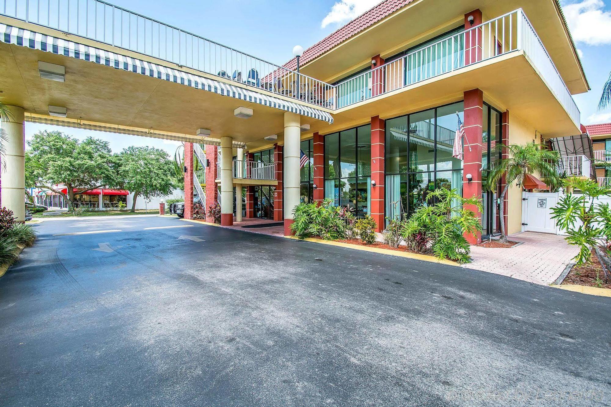 Quality Inn & Suites At Tropicana Field Sint-Petersburg Buitenkant foto
