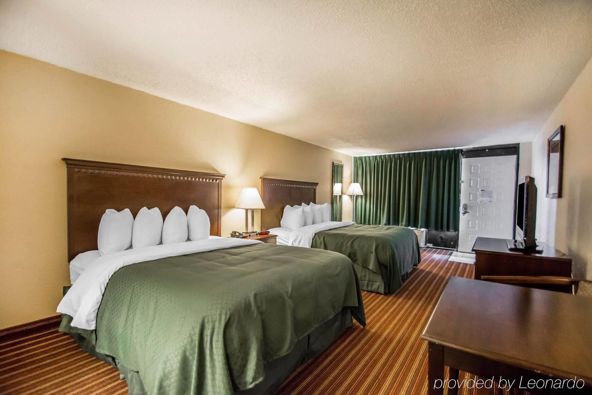 Quality Inn & Suites At Tropicana Field Sint-Petersburg Buitenkant foto