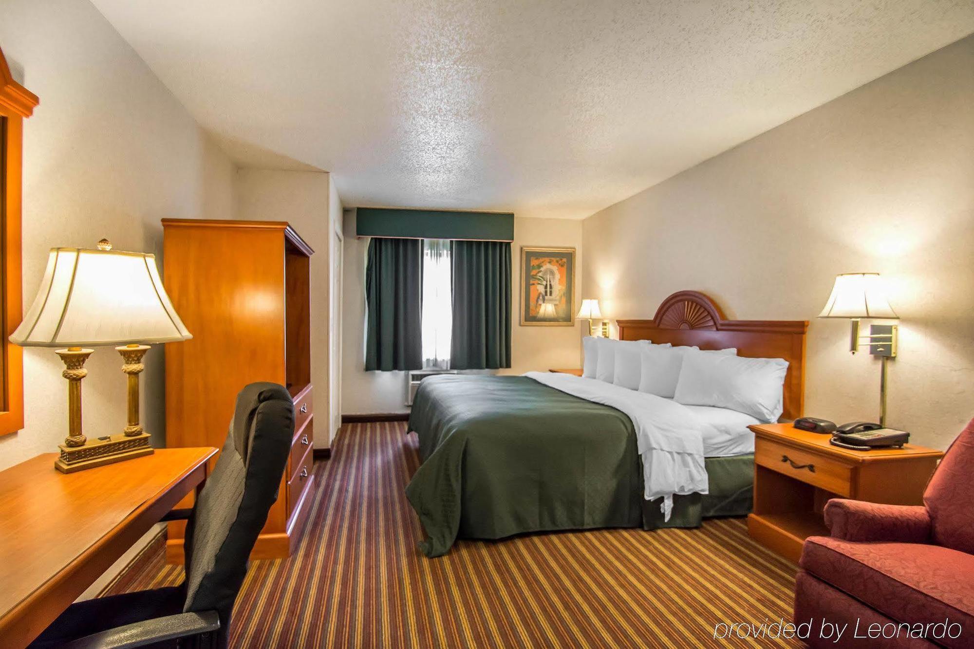 Quality Inn & Suites At Tropicana Field Sint-Petersburg Buitenkant foto