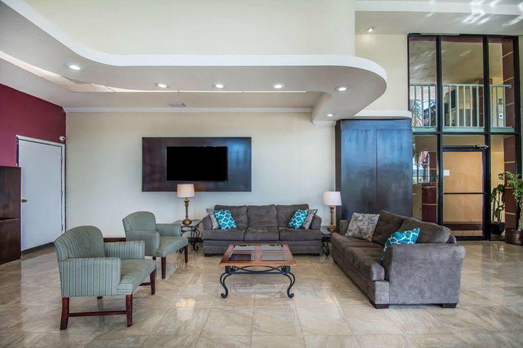 Quality Inn & Suites At Tropicana Field Sint-Petersburg Buitenkant foto