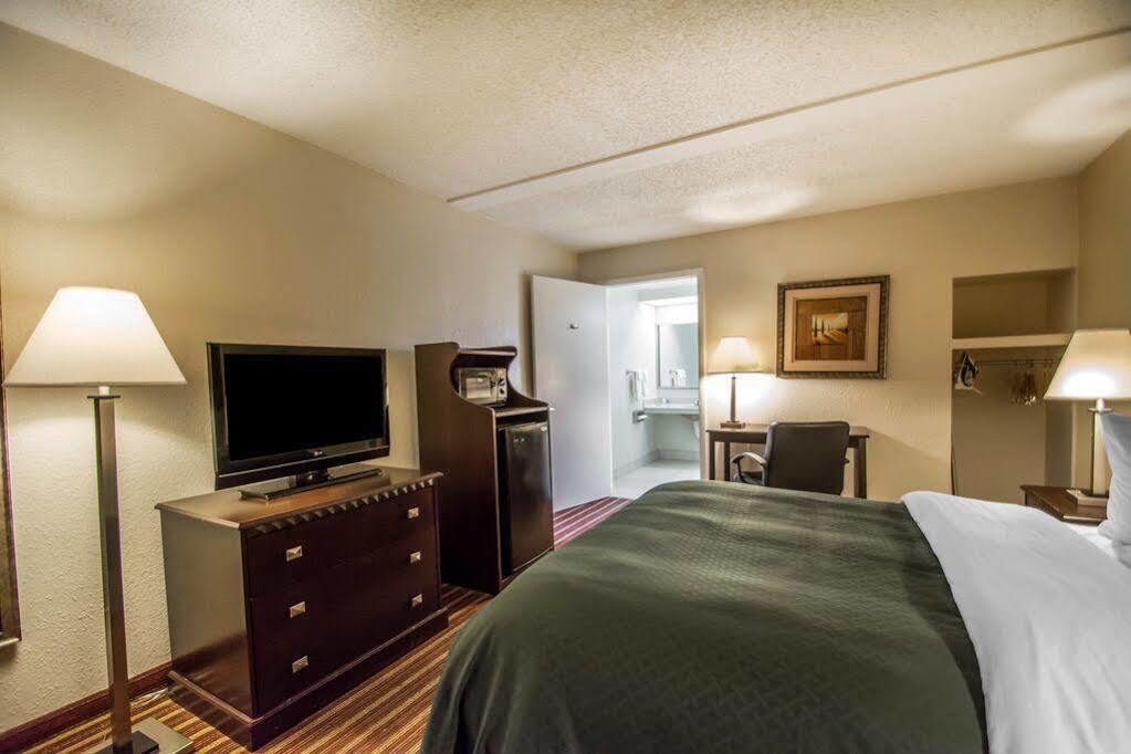 Quality Inn & Suites At Tropicana Field Sint-Petersburg Buitenkant foto