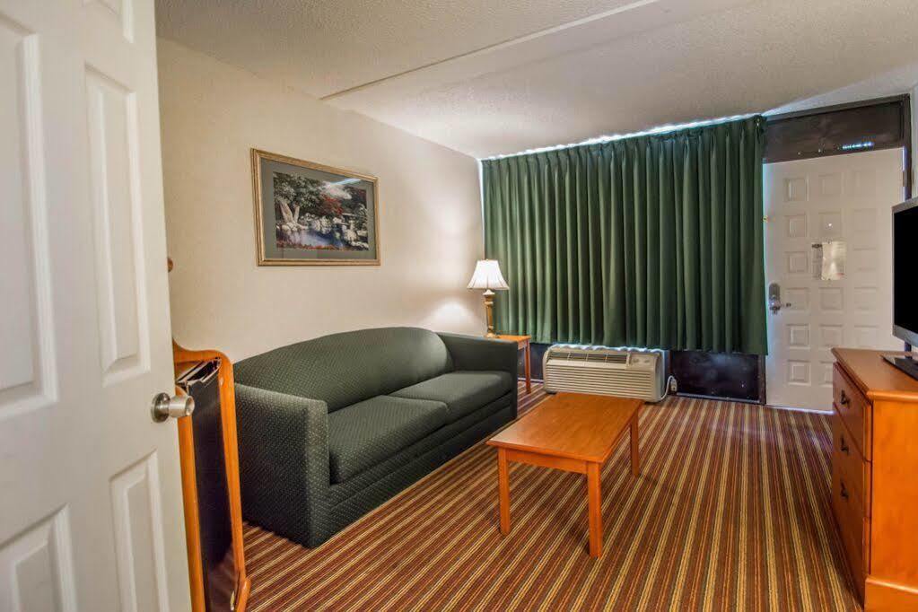 Quality Inn & Suites At Tropicana Field Sint-Petersburg Buitenkant foto