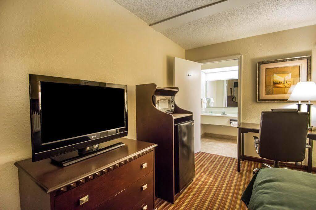 Quality Inn & Suites At Tropicana Field Sint-Petersburg Buitenkant foto
