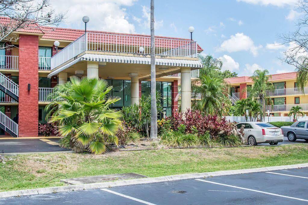 Quality Inn & Suites At Tropicana Field Sint-Petersburg Buitenkant foto