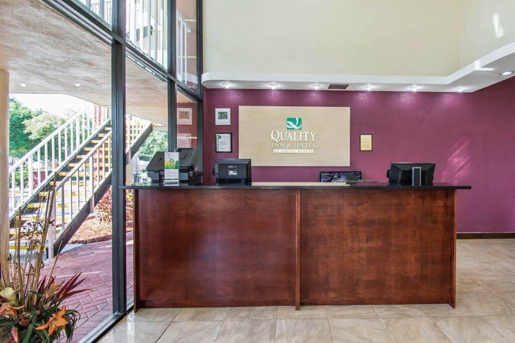 Quality Inn & Suites At Tropicana Field Sint-Petersburg Buitenkant foto