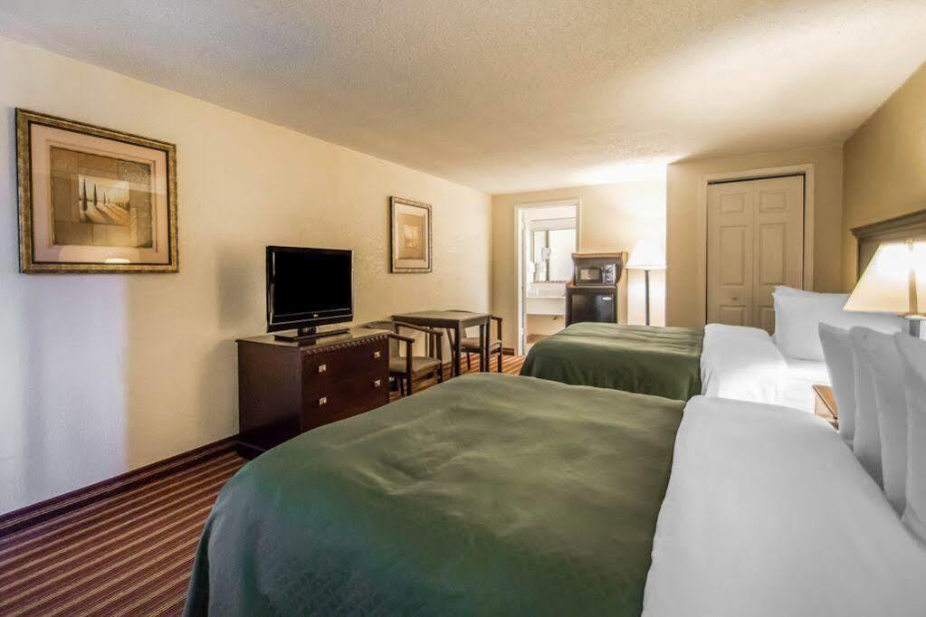 Quality Inn & Suites At Tropicana Field Sint-Petersburg Buitenkant foto