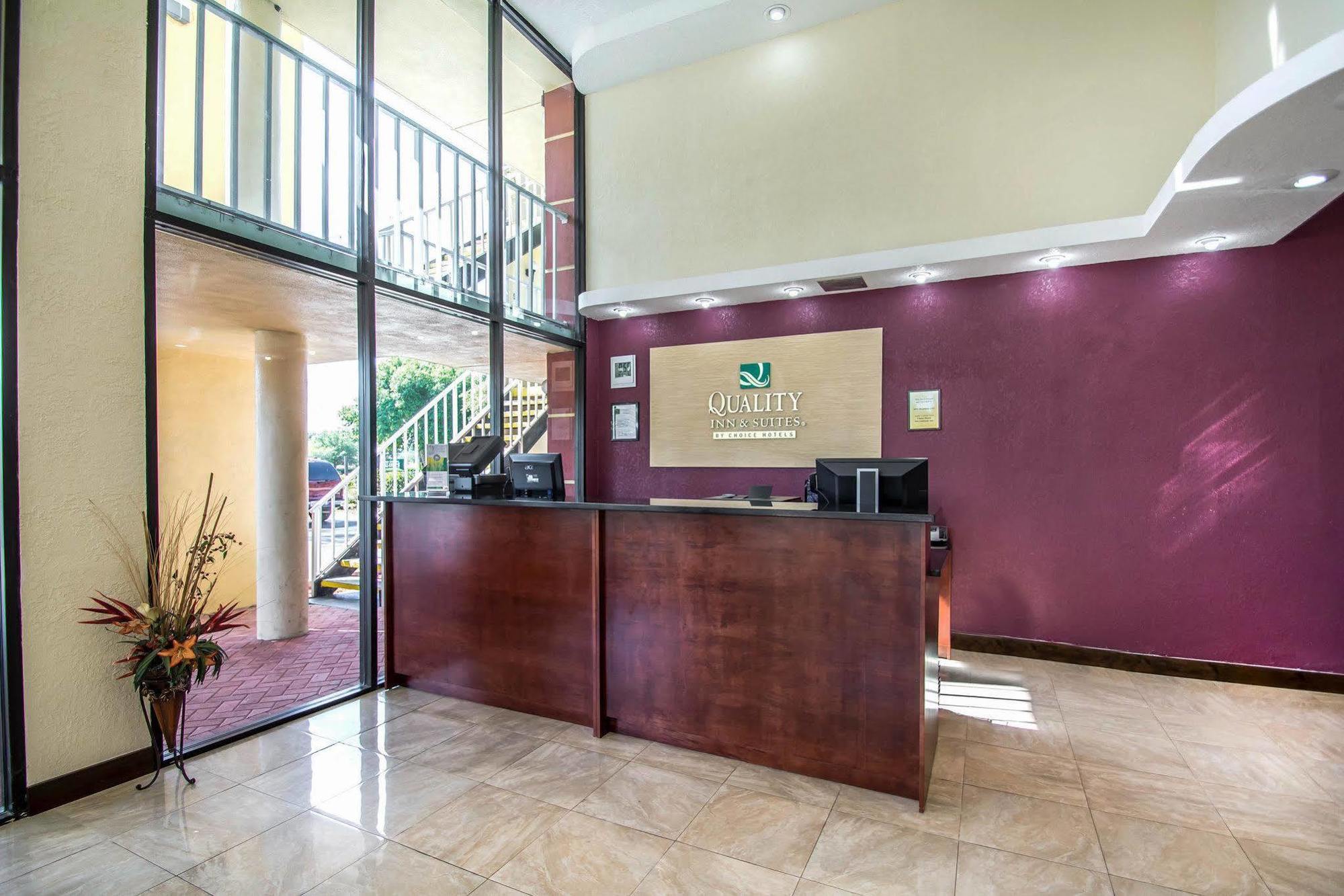Quality Inn & Suites At Tropicana Field Sint-Petersburg Buitenkant foto