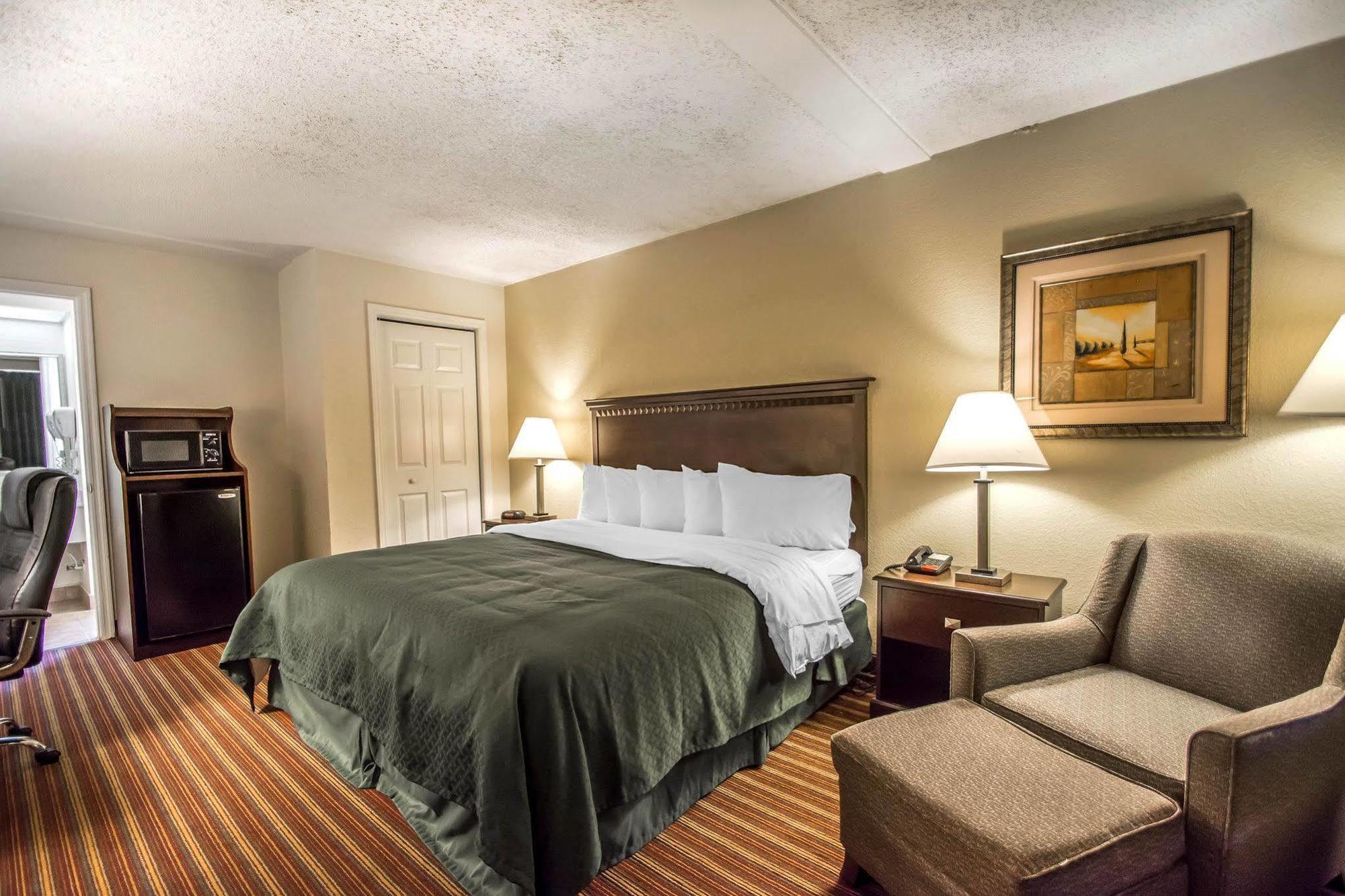 Quality Inn & Suites At Tropicana Field Sint-Petersburg Buitenkant foto